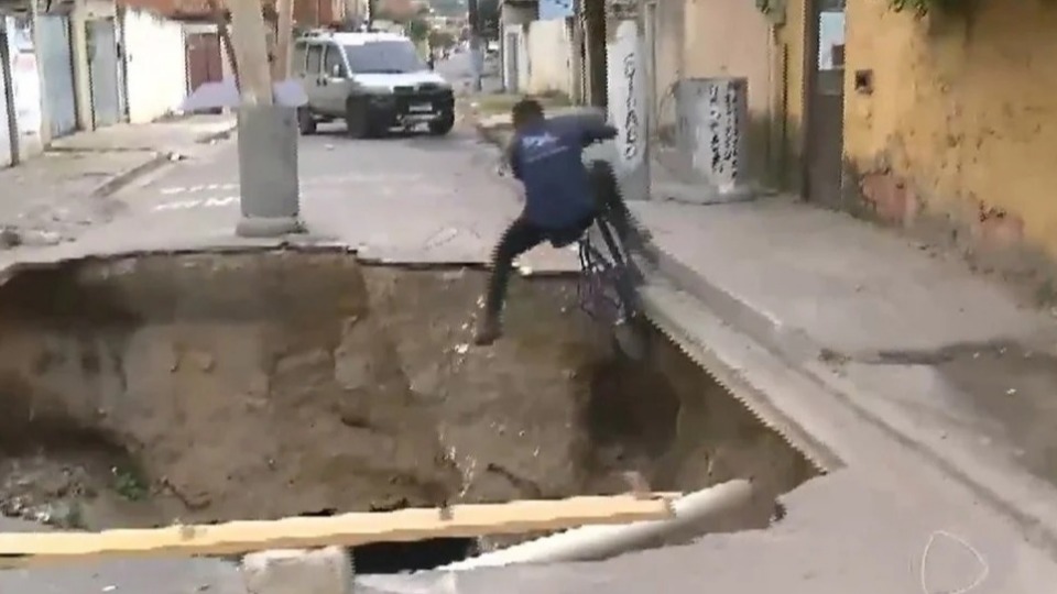 Ciclista cai em cratera ao vivo na TV e xinga prefeito; veja o vídeo 